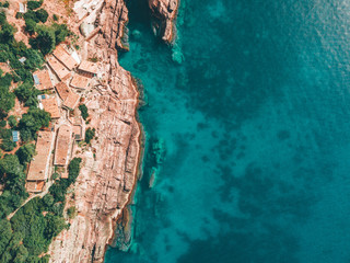 Blaues wasser, drohne Luftbild, Luxus Urlaub genie&szlig;en im Sommer und Klippen von oben, 