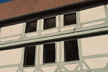 Ein Gebäude wird abgerissen - Die Fenster sind bereits entfernt