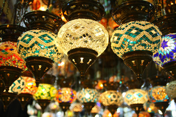 Lámparas árabes en el Gran Bazar de Estambul, Turquía