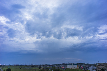 多摩川河川敷の梅雨空