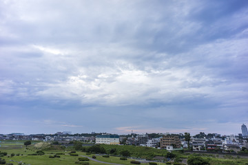 Fototapeta na wymiar 多摩川河川敷の梅雨空