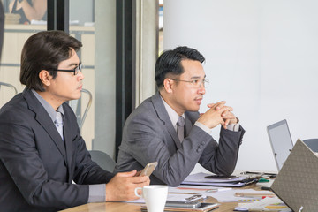 Business people are discussing work.