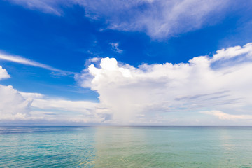 Obraz premium Idyllic seascape background with blue sky cloud