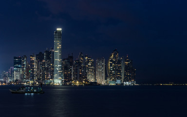 Fototapeta na wymiar Noche en Panamá
