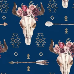 Behang Aquarel boho naadloze patroon van pijlen, stier schedel met hoorns &amp  bloemstuk op donkerblauwe achtergrond. Indiaans decor, printelement, tribale bohemien navajo, Indiase Peru Azteekse verpakking © Veris Studio