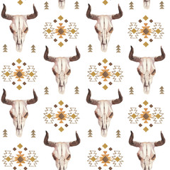 Motif harmonieux de boho ethnique à l& 39 aquarelle de crâne de vache taureau, cornes et ornement de tribu sur fond clair, élément d& 39 impression de décor amérindien, navajo bohème tribal, indien, Pérou, emballage aztèque