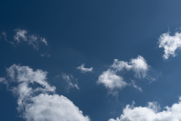 blauer wolkiger Himmel