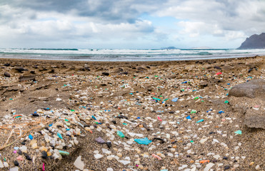 Plastikteilchen am Strand von Fuerteventura