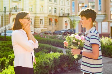 Son teenager congratulated mother with a surprise bouquet of flowers