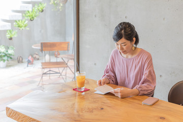 カフェで過ごす女性