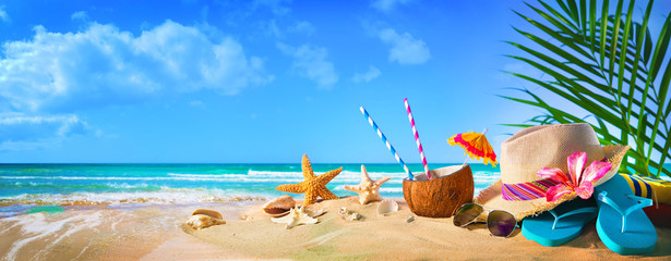 Straw hat and sunglasses on beach - obrazy, fototapety, plakaty