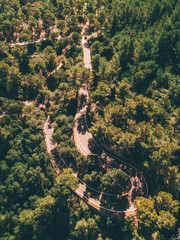 Obraz premium Kurven Strasse von Oben Serpentine winding Road über den wolken im Nebel Abenteuer Reisen