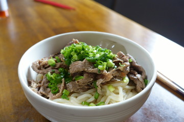 日本の美味しい冷やし肉ぶっかけうどん