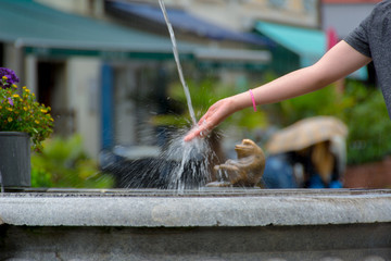 Brunnen mit Kinderhand