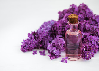 Obraz na płótnie Canvas Essential oil with lilac flowers