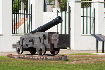 グアム・ハガニアのスペイン広場にある大砲