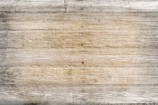 holzbohlen mit N&auml;geln braun