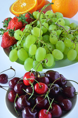 frutta fresca pronta da mangiare, arancia, fragola, ciliegia, uva