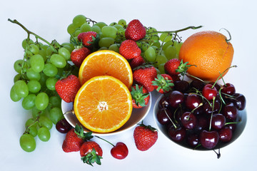 frutta fresca pronta da mangiare, arancia, fragola, ciliegia, uva