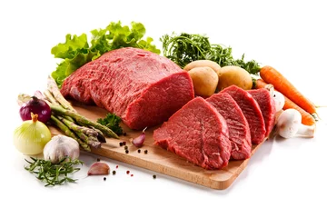 Photo sur Plexiglas Viande Raw beef on cutting board on white background
