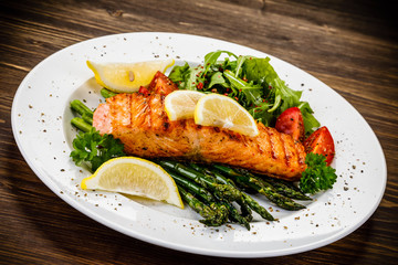 Grilled salmon and asparagus