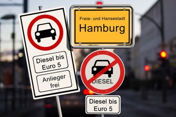 Diesel Fahrverbot Hamburg - Ortsschild Hamburg mit dem Verbotsschild Diesel Fahrverbot bis Euro 5 - Anlieger frei - straßenverkehr im hintergrund