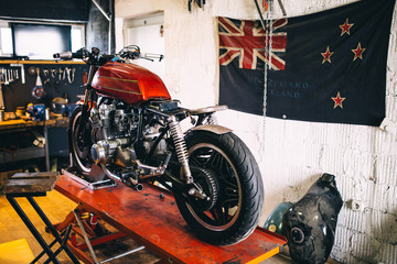 Obraz premium Custom motorcycle shop interior with New Zealand flag on the wall