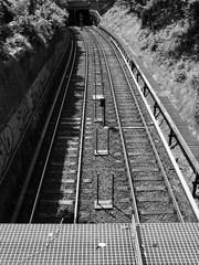 Eisenbahnschienen der Ringlinie am U-Bahnhof Feldstraße bei Sonnenschein in St. Pauli in der...