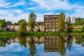 Obraz premium Minsk sity park in may day. Building reflection