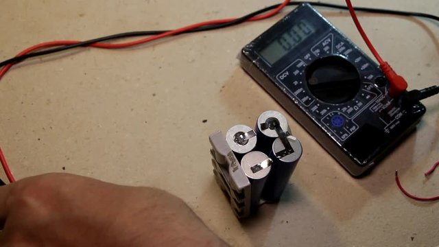 ineffective measurement of the voltage of bad batteries