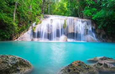 Fototapete Rund Schöner Wasserfall im tropischen Wald © calcassa