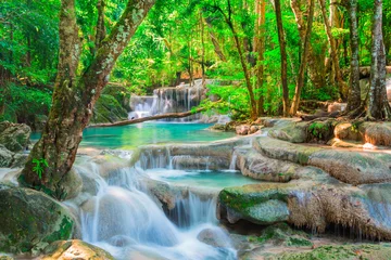 Tuinposter Prachtige waterval in tropisch bos © calcassa