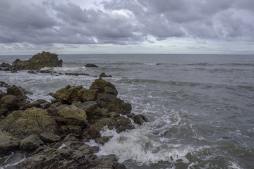 Fototapeta na wymiar Scenic view of the waves breaking the rocks.