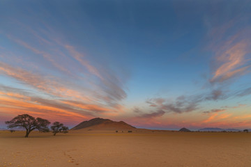 Fototapeta na wymiar Colors at sunrise in the desert