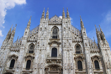 Fototapeta na wymiar Facade of Milano Cathedrale (Duomo di Milano)
