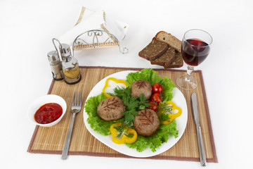 Meat of beef, round rhizol. Round meat cutlets with greens, tomatoes and a glass of wine. Useful and tasty breakfast.