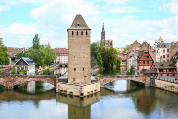 Fototapeta na wymiar ponts couvert and little france in strasbourg