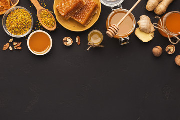 Various types of honey on wooden platter - obrazy, fototapety, plakaty