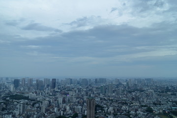 夕暮れの空と東京の街並み
