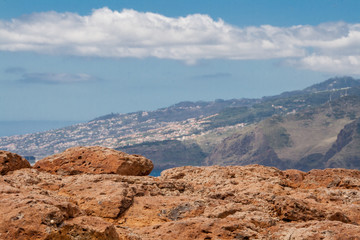 Blick von Ponta do rosto auf Santo António da Serra