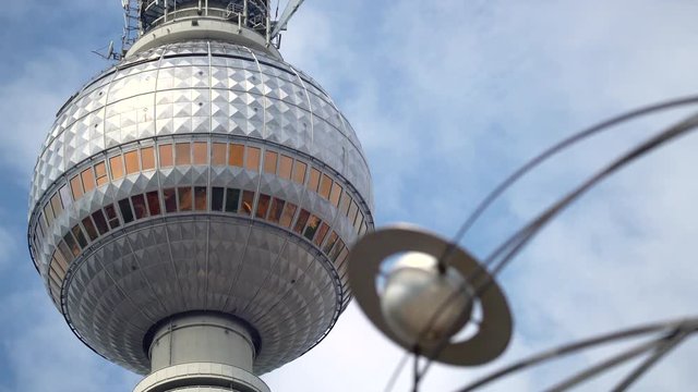 Fernsehturm und Weltzeituhr in Berlin als Video