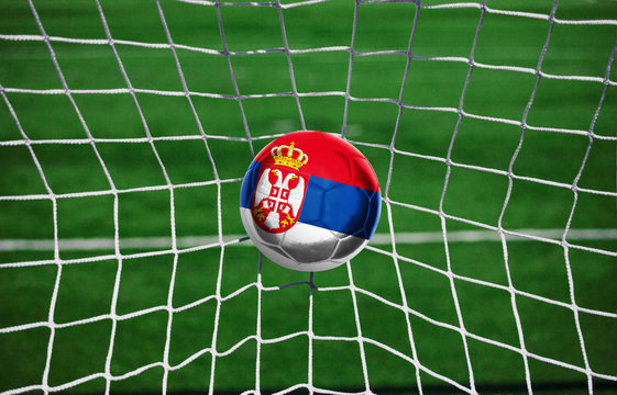 Fussball mit serbischer Flagge