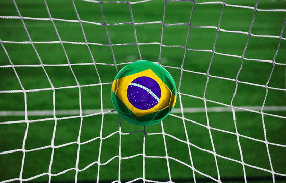 Fussball mit brasilianischer Flagge