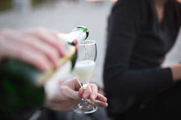 Sekt einschenken am Strand