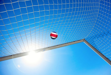 Fussball mit costa-ricanischer Flagge
