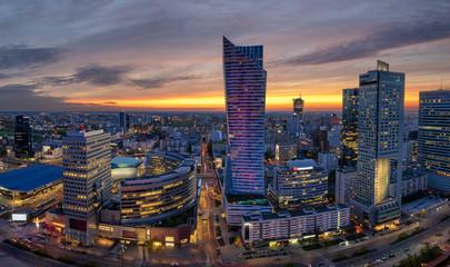 Naklejka premium panoramiczny widok nowoczesnego sentrum Warszawa podczas zachodu słońca