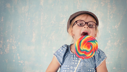kleines Mädchen mit Süßigkeiten