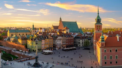 Papier Peint photo Monument historique Varsovie, château royal et vieille ville au coucher du soleil