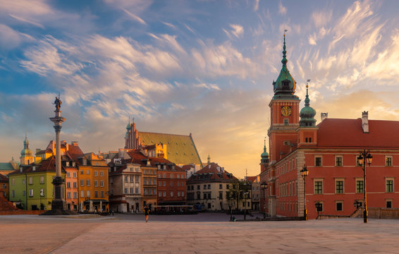 Fototapeta Warsaw, Royal castle and old town at sunset