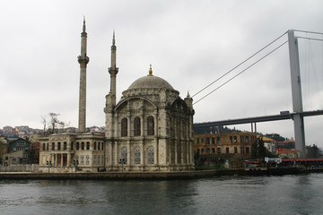 Fototapeta na wymiar Mezquita Ortakoy y Puente del Bósforo, Estrecho del Bósforo, Estambul, Turquía